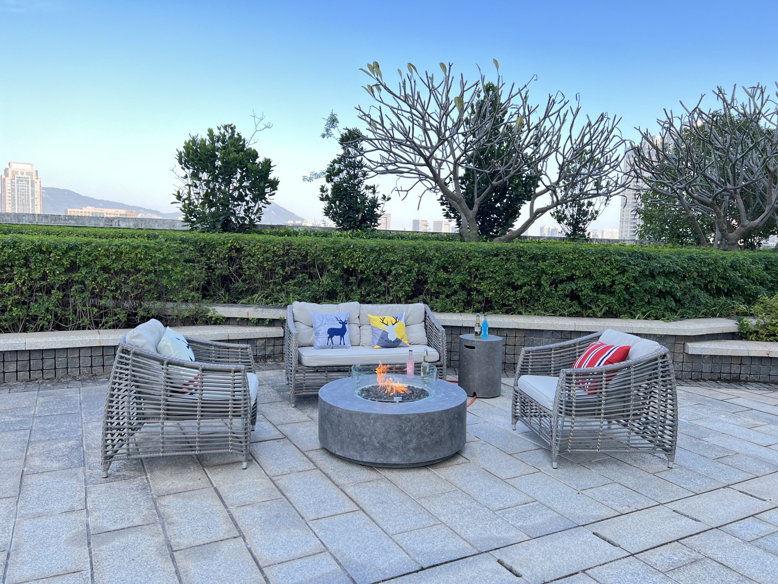 שולחן אש לגינה מבטון בעיצוב מודרני